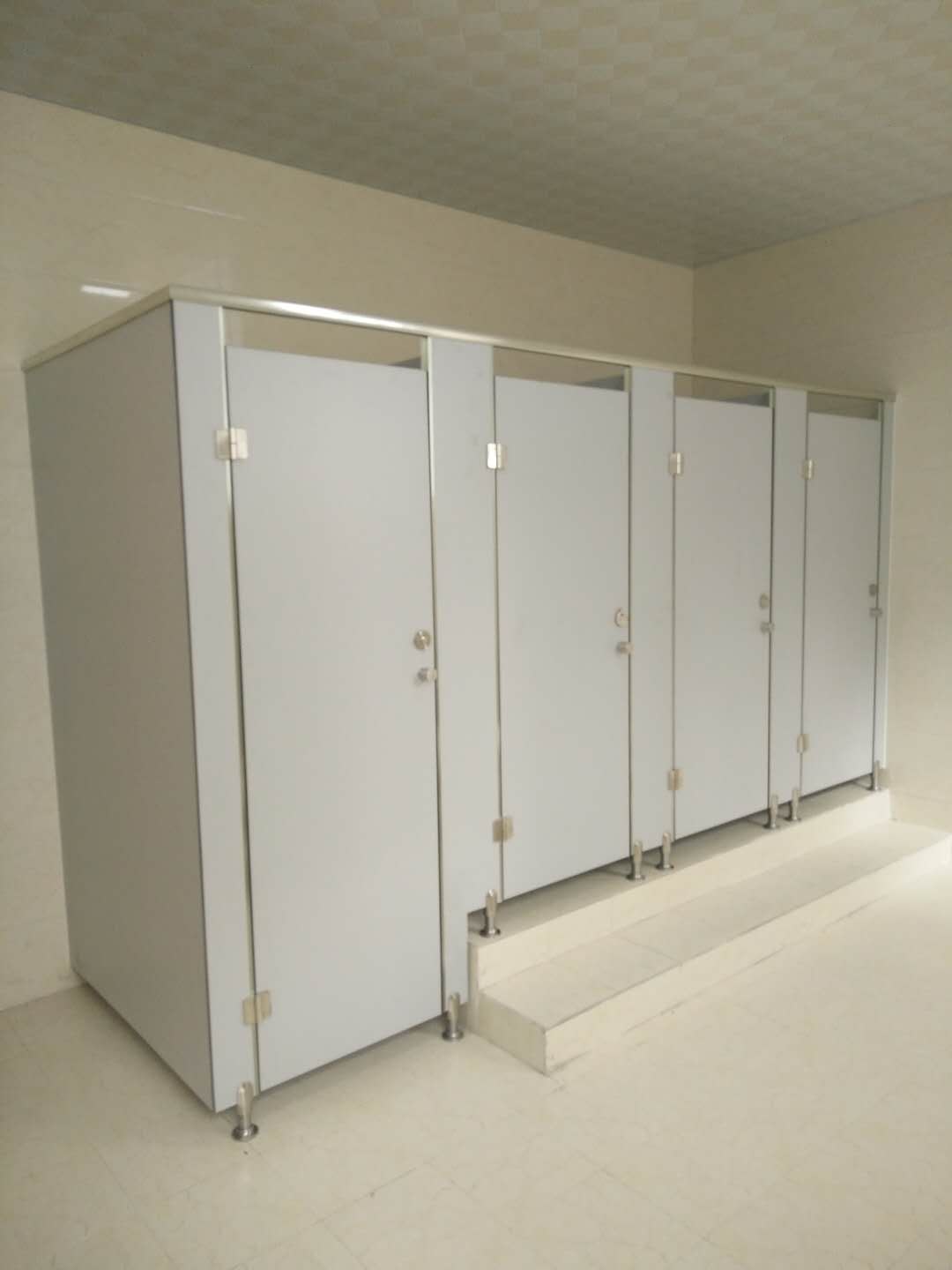 卫生间隔断 拼色抗倍特板与不锈钢材质的完美结合