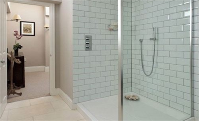 卫生间隔断门选购指南 价格解析与装修注意事项